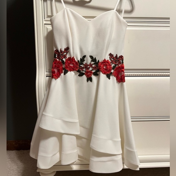 🥀White floral embroidered dress🥀 - Picture 5 of 9